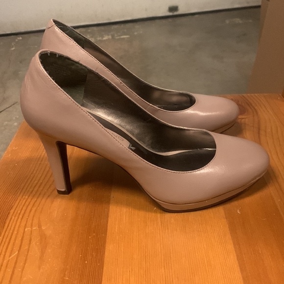 Bandolino Patent Leather Nude Pump Closed Toe Heels, Women Size 7 - Picture 4 of 15